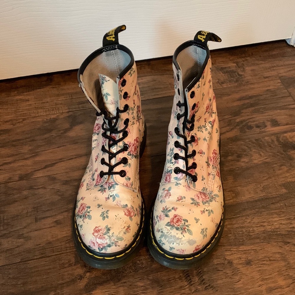 7/8 pink floral dr. martens